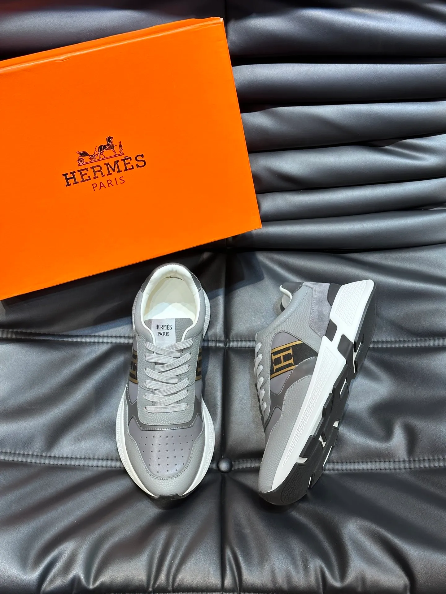 Factory price: 520💰HERMES/Hermes Hugo thick-soled sneakers are casual men's shoes. These sneakers are made of imported first-layer cowhide leather and breathable mesh design. The contrasting color design creates a dynamic and modern shape. The front end of the toe is decorated with natural-color rubber inlays, making it novel and fashionable. The texture is incomparable, with cowhide lining and cowhide foot pads, the upper foot is comfortable and breathable, and the rubber sole is decorated with geometric patterns and iconic "H" details. A very personal one! Size: 39-44 (customized at 38.45)